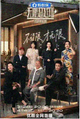 深夜广播间里话筒红灯亮起的特写